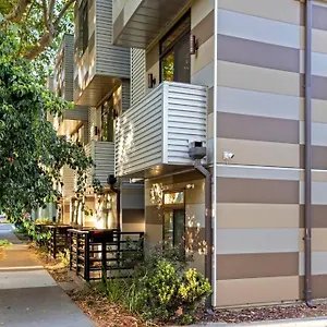 Luxurious Brownstone Retreat - Walk To Dt/golden1 Holiday home